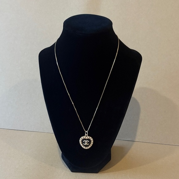 Heart shaped CC pendant in black with gold tone hardware and pearl like trim - Picture 3 of 12